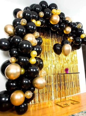 Un set pentru crearea unei ghirlande de 80 de bucăți de baloane confetti din aur negru