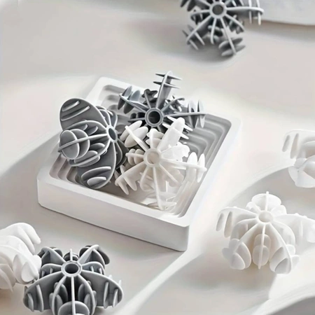 Un set de 10 bile pentru spălarea rufelor într-o mașină de spălat pentru a îndepărta părul de pe haine