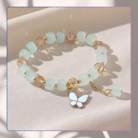 Bratara de dama albastra cu margele cu pandantiv fluture pe o banda elastica