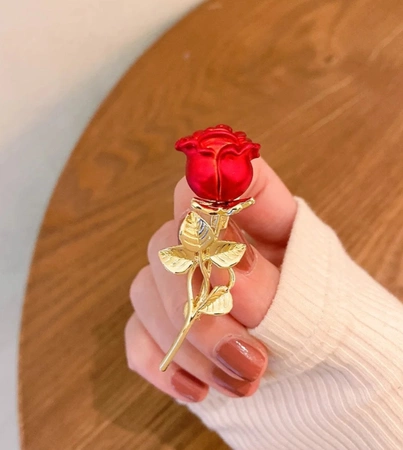 Brosa de trandafiri, ac romantic, ace de trandafir elegant