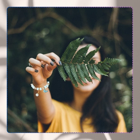 Bratara de dama albastra cu margele cu pandantiv fluture pe o banda elastica