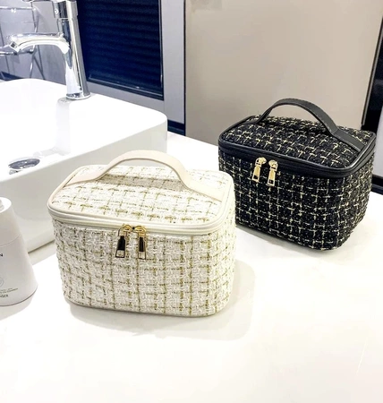 Geanta cosmetica eleganta in carouri