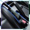 Organizer auto negru inserat între scaune