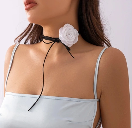 Colier choker dama cu o floare alba innodata