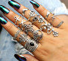 Un set de inele metal punk argintii