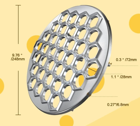 O mașină metalică cu o placă pentru lipirea urechilor găluștelor pelmeni