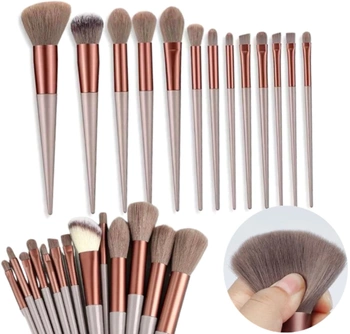 Un set de 13 pensule, un set complet de machiaj