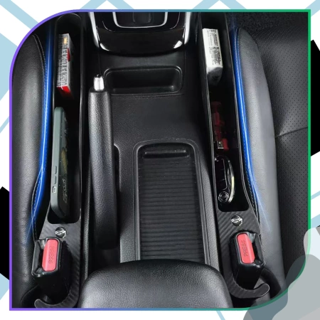 Organizer auto negru inserat între scaune