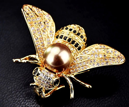 Frumoasa brosa de albina aurie cu o perla