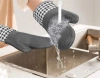 Un set de mănuși de cuptor antiderapante din silicon, gri