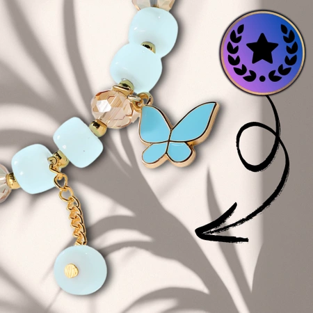 Bratara de dama albastra cu margele cu pandantiv fluture pe o banda elastica