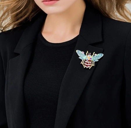 Brosa eleganta de albine emailata cu zirconi si flori