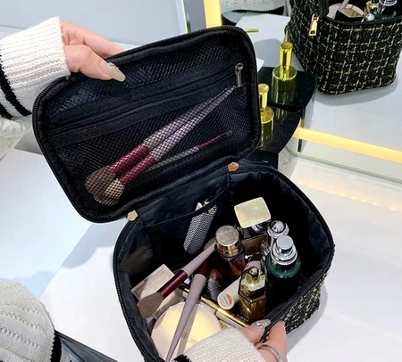 Geanta cosmetica eleganta in carouri