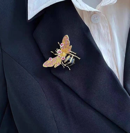 Brosa eleganta din email de albine cu zirconi si flori