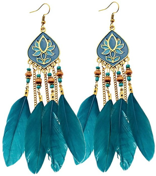 Cercei agățați cu pene