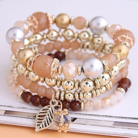 Un set de brățări cu mărgele cu brelocuri cu frunze