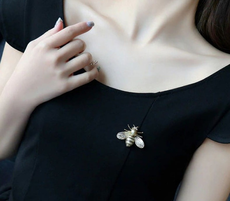 Frumoasa brosa de albina aurie cu o perla