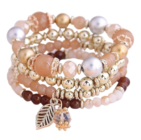 Un set de brățări cu mărgele cu brelocuri cu frunze