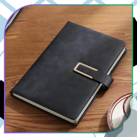 Caiet agendă A5 elegant din piele, cu fixare neagră