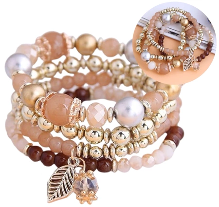 Un set de brățări cu mărgele cu brelocuri cu frunze