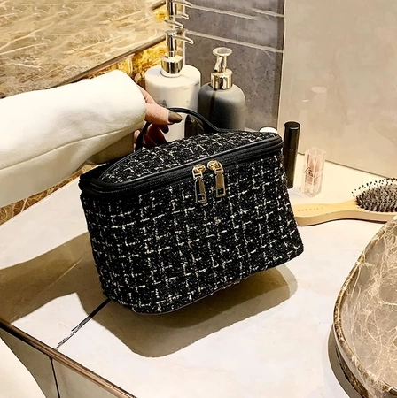 Geanta cosmetica eleganta in carouri