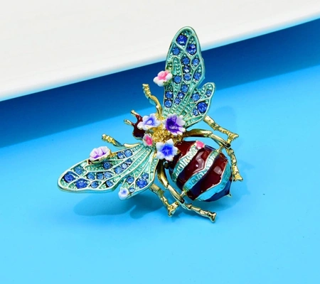 Brosa eleganta de albine emailata cu zirconi si flori