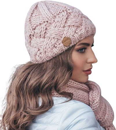 Pălărie de iarnă, izolată, împletită