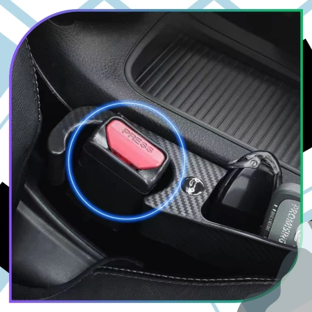 Organizer auto negru inserat între scaune