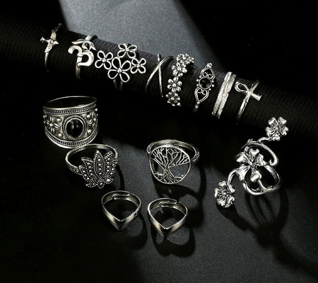Un set de inele metal punk argintii