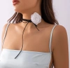Colier choker dama cu o floare alba innodata