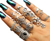 Un set de inele metal punk argintii