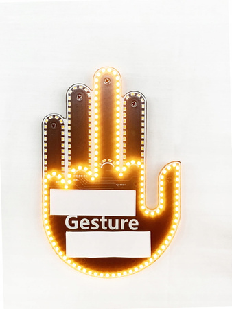 Mână cu LED-uri pentru mașină, gesturi de semnal, degetul mijlociu