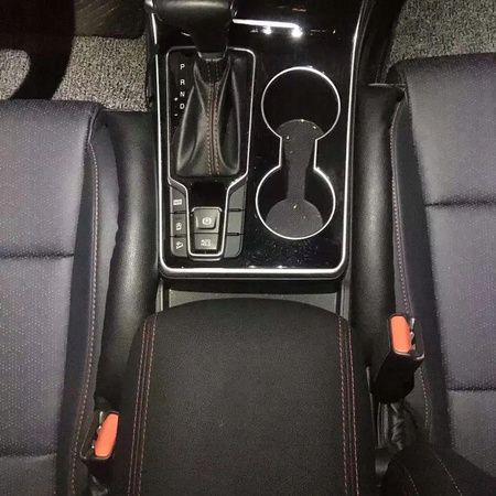 Huse de piele intre scaune, centuri de protectie, nu cade nimic