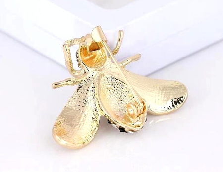 Frumoasa brosa de albina aurie cu o perla