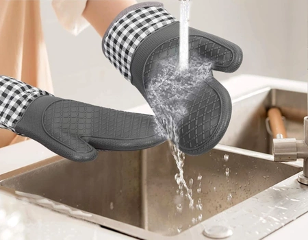 Un set de mănuși de cuptor antiderapante din silicon, gri