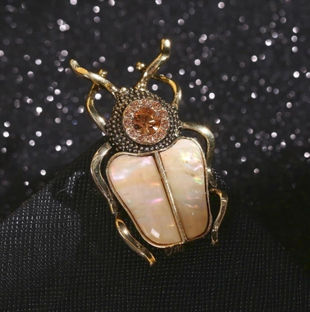 Brosa gandac de aur cu zirconi, gandac scarab, sidef