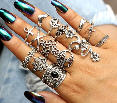 Un set de inele metal punk argintii