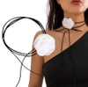 Colier choker dama cu o floare alba innodata