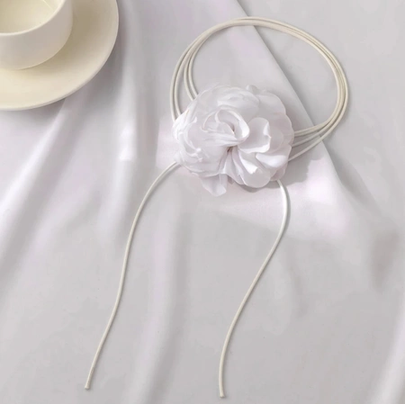Colier choker cu floare mare innodata, floare alba