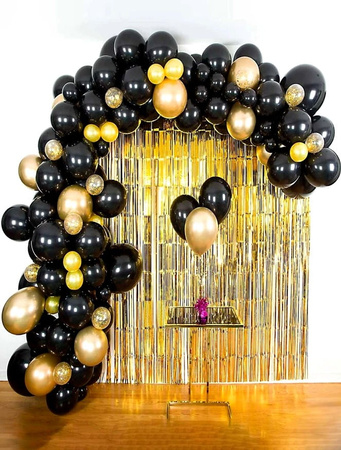 Un set pentru crearea unei ghirlande de 80 de bucăți de baloane confetti din aur negru