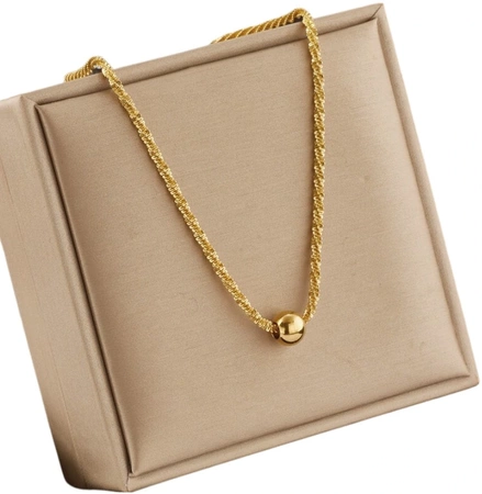 Colier delicat de aur cu o bilă de oțel chirurgical