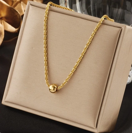 Colier delicat de aur cu o bilă de oțel chirurgical
