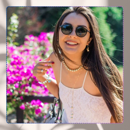 Bratara de dama albastra cu margele cu pandantiv fluture pe o banda elastica