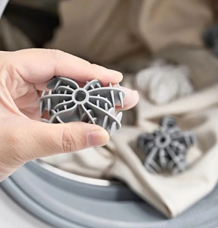 Un set de 10 bile pentru spălarea rufelor într-o mașină de spălat pentru a îndepărta părul de pe haine