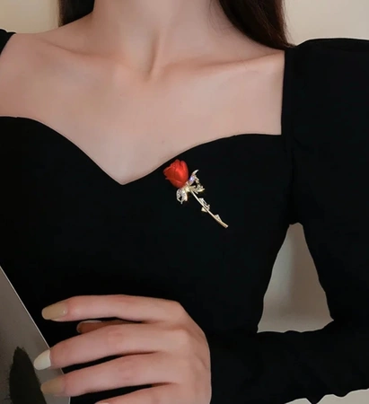 Brosa trandafir cu zirconi, ac elegant, ac romantic