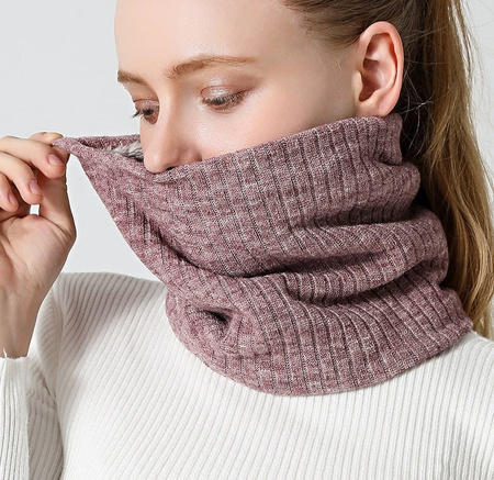 Încălzitor pentru gât, eșarfă de iarnă izolată
