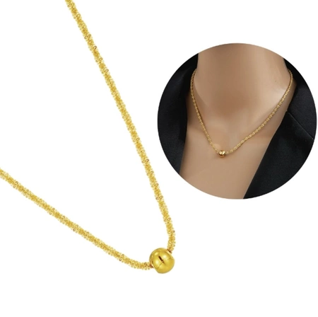 Colier delicat de aur cu o bilă de oțel chirurgical