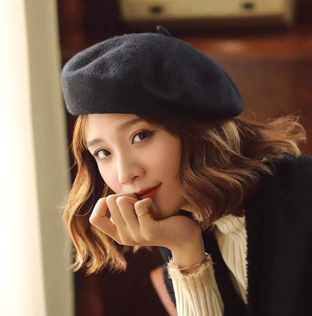 Șapcă de damă cu beretă neagră cu antenă