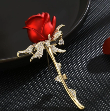 Brosa trandafir cu zirconi, ac elegant, ac romantic