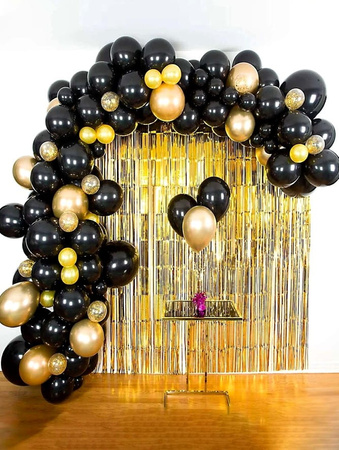 Un set pentru crearea unei ghirlande de 80 de bucăți de baloane confetti din aur negru